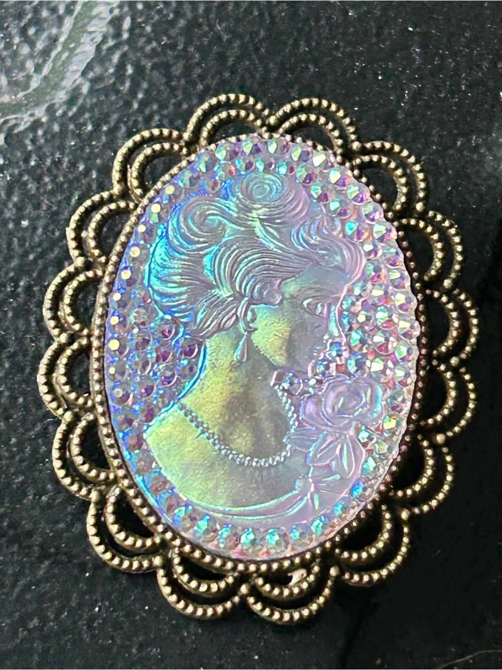 Vintage-Inspired Iridescent Cameo Brooch bronze Frame pin shimmer